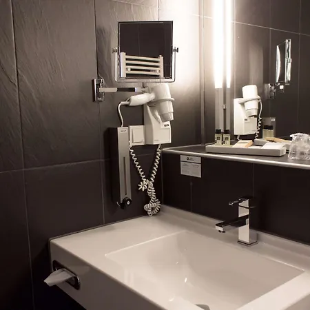 Hotel Western Plaza 4*
